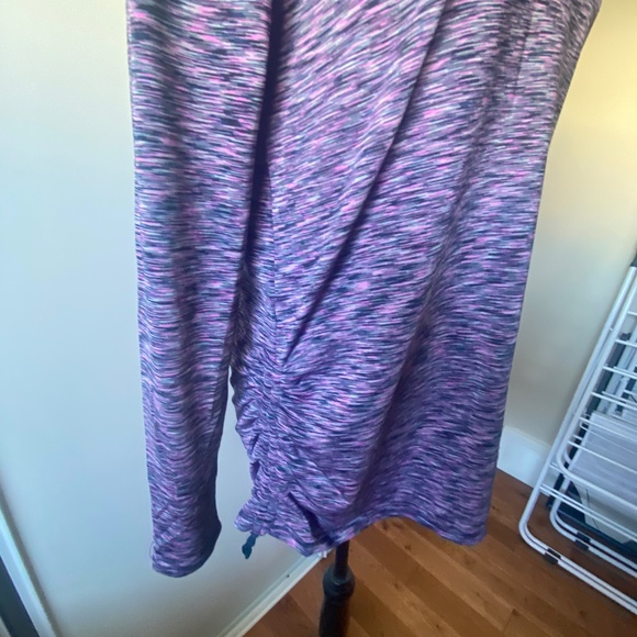 Long sleeve sport top with adjustable side ruching - Picture 4 of 5